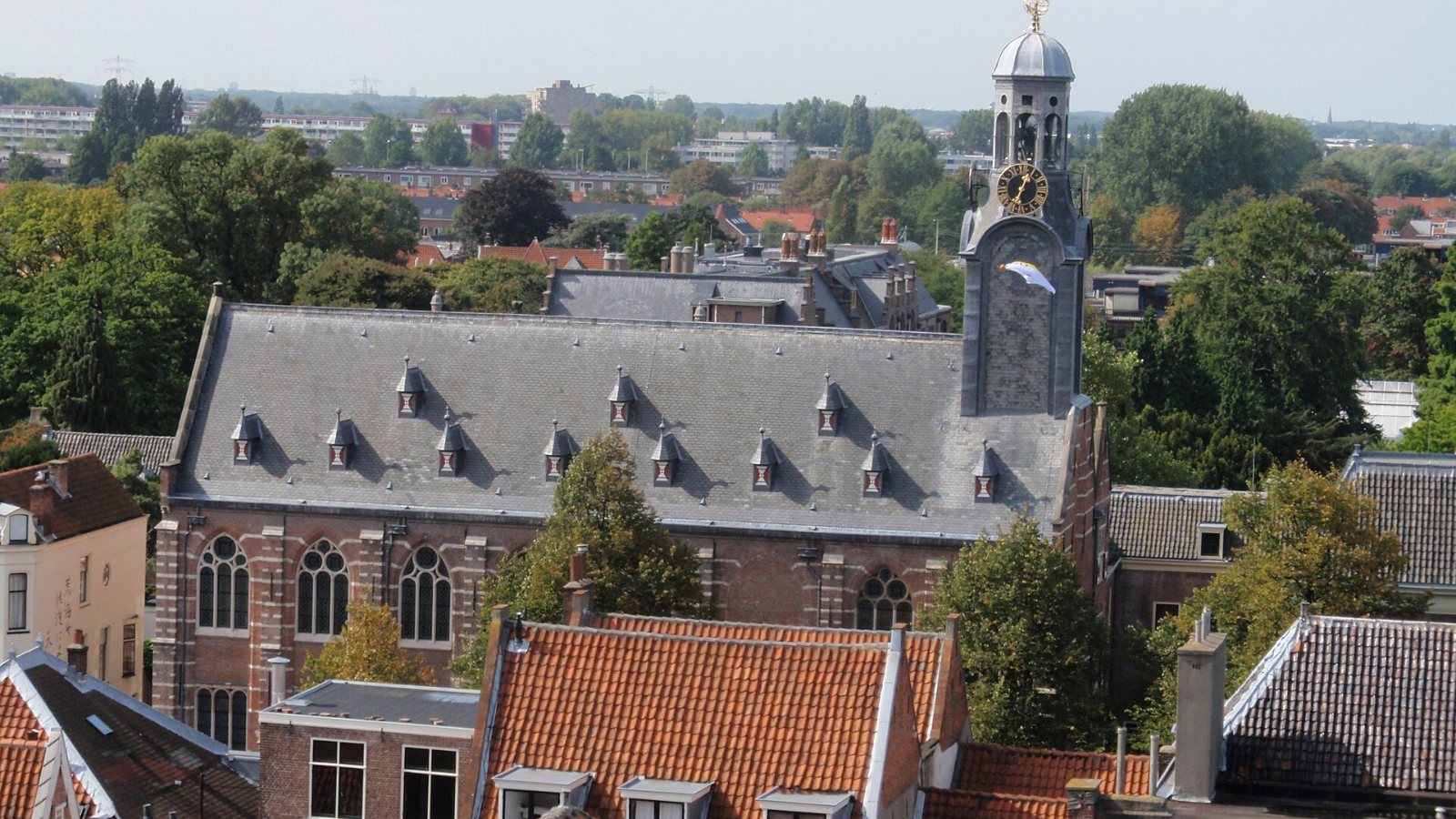 Het Spanjaardsgat in Leiden met de Grote Kerk